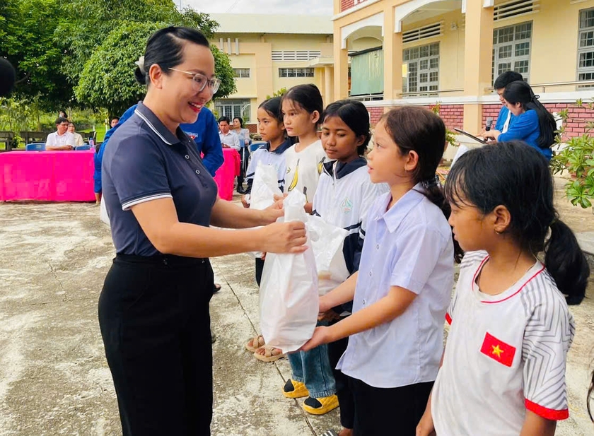 Bà Ksor H&apos;Khuyên-Phó Chủ tịch UBND thị xã Ayun Pa tặng quà các em học sinh có hoàn cảnh khó khăn nhân dịp Tết Trung thu. Ảnh: Vũ Chi