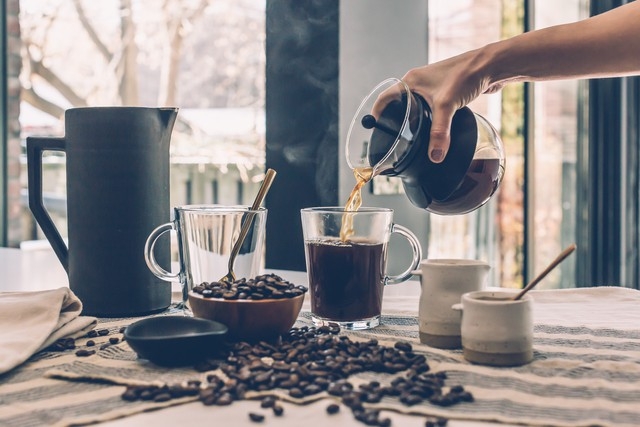 Nhiều người thường khởi đầu ngày mới bằng tách cà phê. Ảnh: Shutterstock