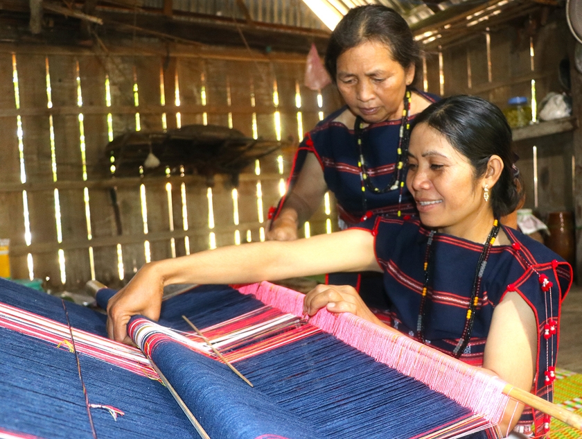 Được các bà, các mẹ chỉ dạy, chị Đinh Thị Hyat-thành viên tổ dệt vải của tổ dân phố Plei Nghe (thị trấn Kông Chro) đã biết dệt váy áo với họa tiết hoa văn khó. Ảnh: N.M