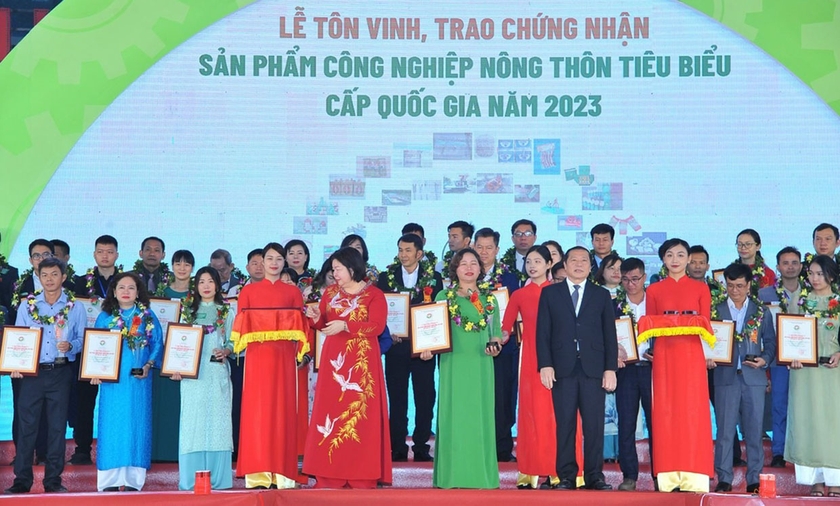 Lễ tôn vinh, trao chứng nhận sản phẩm công nghiệp nông thôn tiêu biểu cấp quốc gia năm 2023 (ảnh Sở Công thương cung cấp).