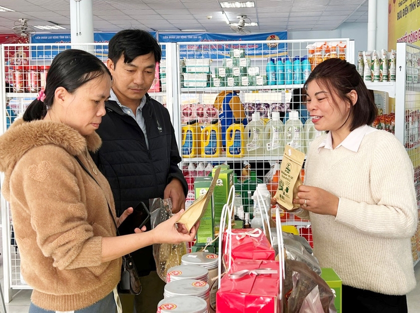 Chị Lê Thị Thu Hợi (bìa trái thứ nhất)-đoàn viên Công đoàn Trung tâm Kinh doanh Viễn thông (VNPT) Gia Lai mua sắm tại Chợ Tết Công đoàn 2024. Ảnh: Đinh Yến
