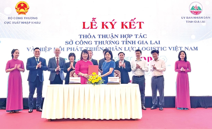 Sở Công thương và Hiệp hội Phát triển nhân lực logistics Việt Nam ký kết thỏa thuận hợp tác. Ảnh: T.N
