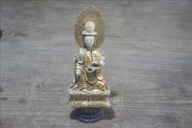Pho tượng có giá trị nghệ thuật cao nhất trong bộ sưu tập tượng cổ của ông Trần Thái Bình là tượng Quan âm chất liệu đá ngọc phủ hoàng kim niên đại 500 năm.