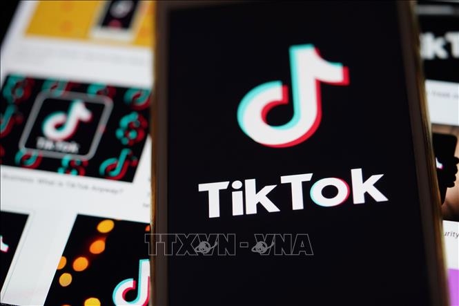 Biểu tượng mạng xã hội TikTok trên màn hình điện thoại ở Virginia, Mỹ. Ảnh: THX/TTXVN