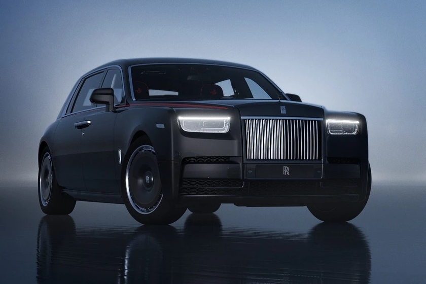 Rolls-Royce là thương hiệu &quot;nổ phát súng đầu tiên&quot; trong việc sản xuất những mẫu xe đặc biệt dành riêng cho năm Giáp Thìn 2024. Bộ sưu tập này có tên gọi &quot;Year of the Dragon&quot;, bao gồm một chiếc Cullinan và 3 chiếc Phantom EWB.