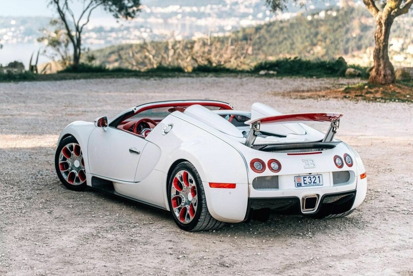 Bugatti cũng đã có đóng góp của riêng mình vào danh sách này với hai chiếc xe đặc biệt. Đầu tiên là Veyron Grand Sport Wei Long được sản xuất vào năm 2012, vốn là sản phẩm hợp tác giữa Bugatti và hãng sản xuất đồ sứ Đức Koenigliche, với giá khoảng 2 triệu USD.