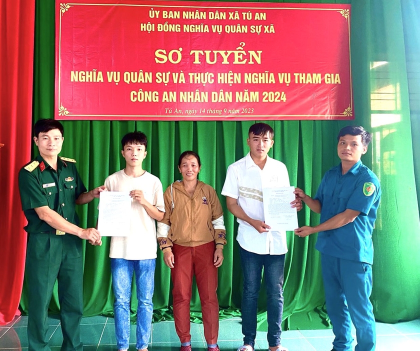 Tuyên dương thanh niên xã Tú An, thị xã An Khê viết đơn tình nguyện tham gia nghĩa vụ Công an nhân dân năm 2024. Ảnh: Xuân Cường