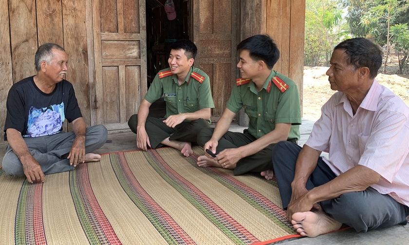 Cán bộ Công an huyện Krông Pa phối hợp với người uy tín buôn Ia Sóa tiếp xúc, gặp gỡ ông Ksor Nhôi (bìa trái). Ảnh: R&apos;Ô HOK