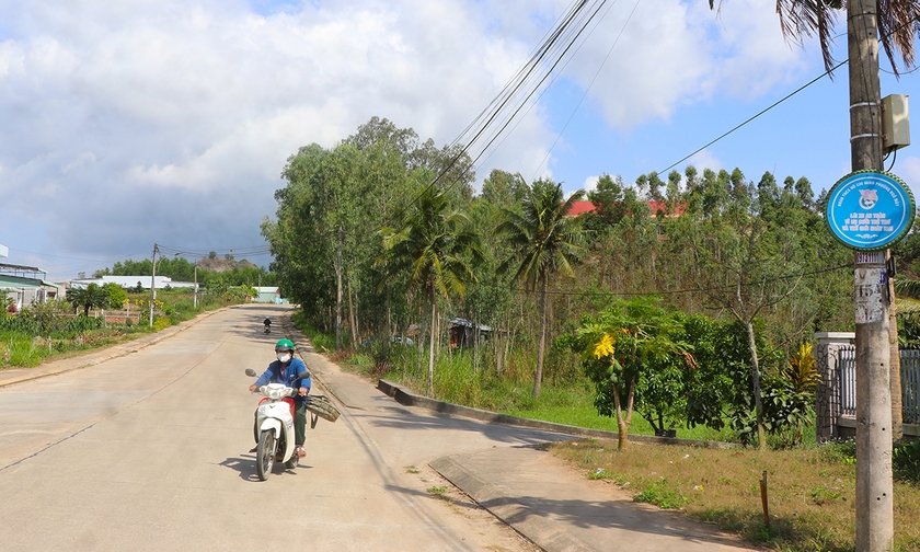 Đoàn phường Ngô Mây triển khai mô hình Thanh niên tự quản về “An toàn giao thông” tại tuyến đường Trần Văn Bình, giúp người dân chấp hành tốt Luật Giao thông đường bộ. Ảnh: An Phát