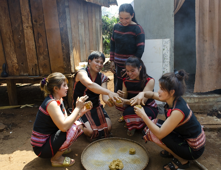 Nghệ nhân Rơ Châm Hiêng hướng dẫn người dân trong làng kỹ thuật làm gốm. Ảnh: X.T