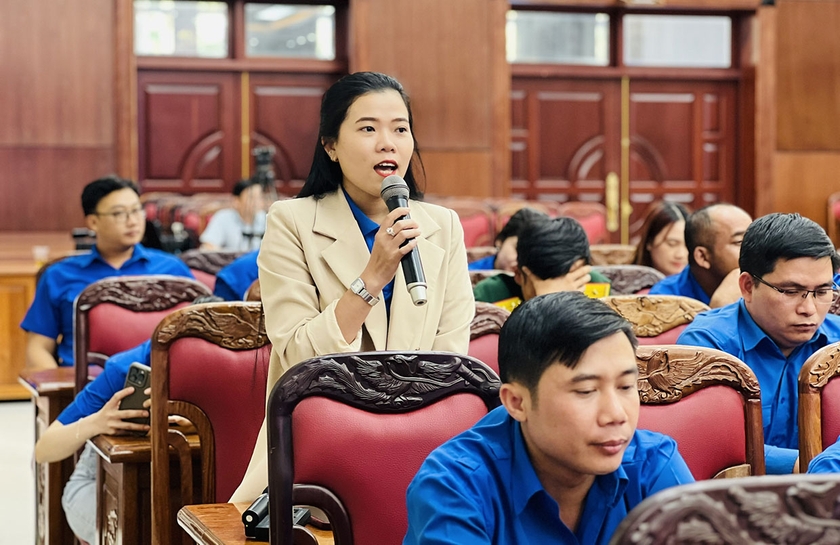 Chị Lê Nguyễn Hồng Vân-Phó Bí thư Đoàn Thanh niên Công ty TNHH một thành viên Cao su Chư Păh đặt câu hỏi tại hội nghị đối thoại. Ảnh: Phan Lài