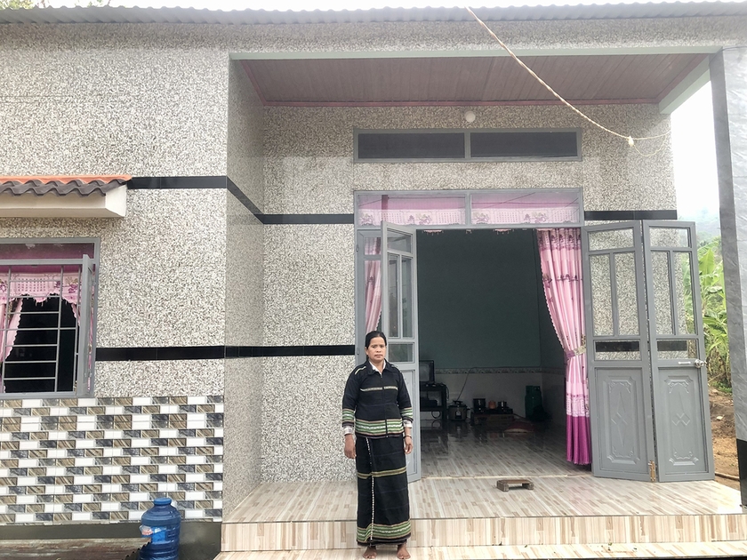 Chị Siu Jun (làng Doch 1, xã Ia Kreng) bên ngôi nhà mới xây, khang trang rộng rãi. Ảnh: L.N
