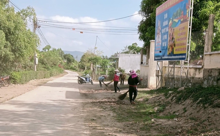 Người dân xã Phú An dọn dẹp đường làng ngõ xóm. Ảnh: Hoành Sơn