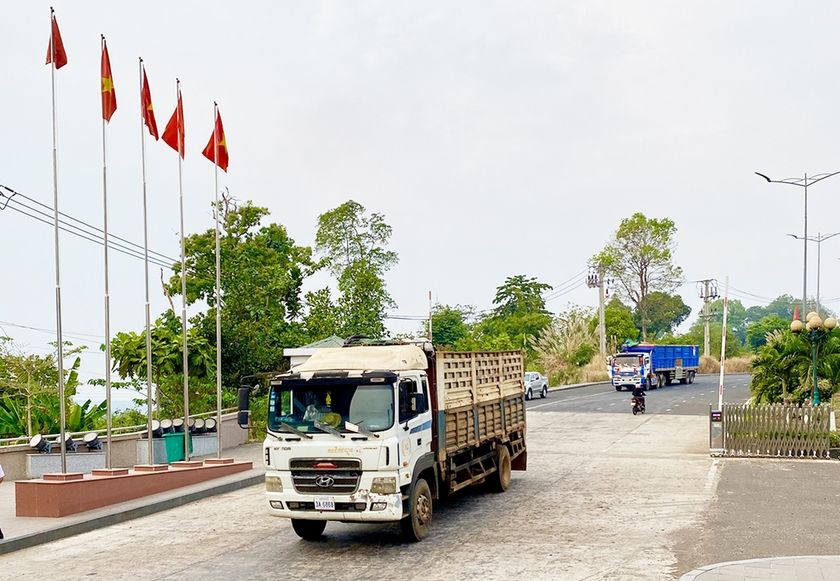 Doanh nghiệp chở hàng hóa đang làm thủ tục xuất nhập khẩu tại Cửa khẩu Quốc tế Lệ Thanh. Ảnh: Hà Duy