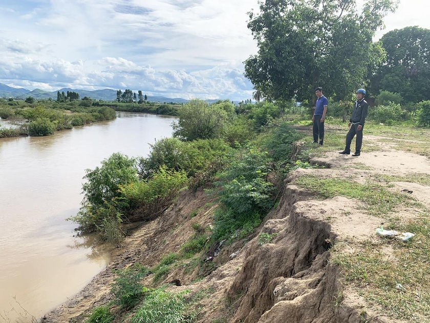 Tình trạng sạt lở bờ sông, suối trên địa bàn huyện Ia Pa diễn ra rất nghiêm trọng, uy hiếp trực tiếp đến tính mạng, tài sản, đất sản xuất của người dân. Ảnh: Minh Phương