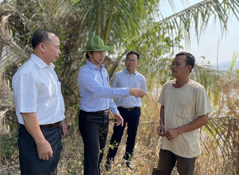 Chủ tịch UBND huyện Ia Pa Huỳnh Văn Trường (thứ 2 từ trái sang) trao đổi với các hộ dân về phương án xây dựng kè chống sạt lở bờ sông Ba trong thời gian tới. Ảnh: M.P