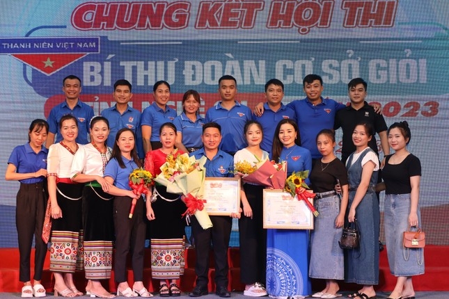 Anh Lãnh Văn Mùi nhận giải thưởng Bí thư Đoàn cơ sở giỏi tỉnh Nghệ An năm 2023