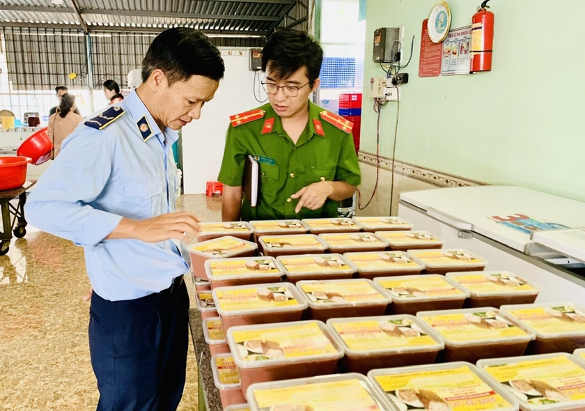 Đoàn kiểm tra liên ngành của tỉnh kiểm tra tại cơ sở sản xuất pate, nước tương, chà bông (địa chỉ hẻm 34 Mạc Thị Bưởi, tổ 8, phường Thắng Lợi, TP. Pleiku). Ảnh: N.N