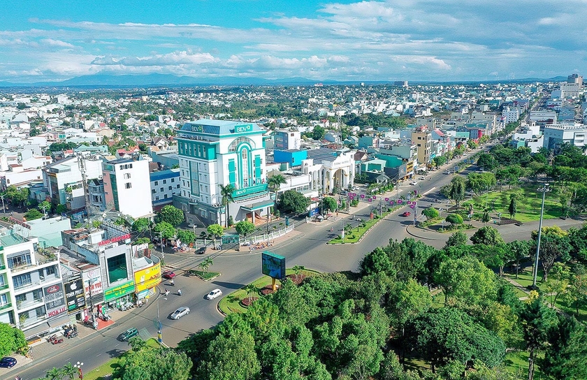 Thành phố Pleiku ngày càng có thêm nhiều tuyến đường được mở rộng theo tiêu chuẩn xanh. Ảnh: Đức Thụy