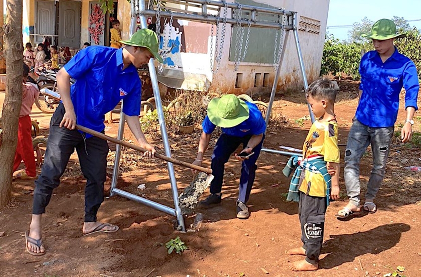 Đoàn viên, thanh niên xã Ia Hlốp xây dựng khu vui chơi cho trẻ em. Ảnh: Mộc Trà