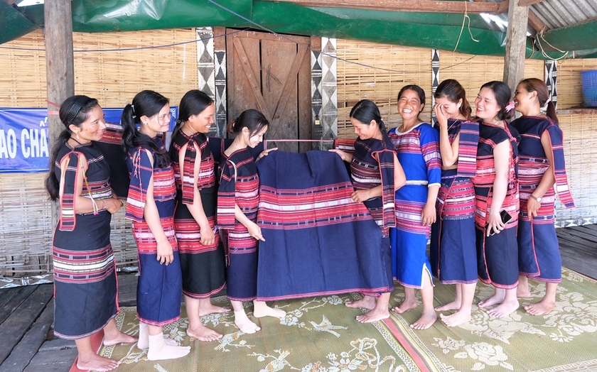 Nghệ nhân trẻ Bier (thứ 4 từ phải qua) còn là thành viên nòng cốt trong câu lạc bộ dệt của xã Đak Pơ Pho, tham gia truyền dạy nghề truyền thống cho các chị em xã. Ảnh: Hoàng Ngọc