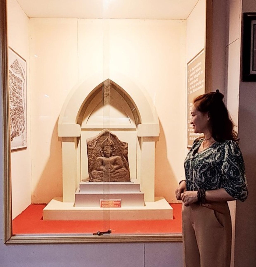 Phù điêu Phật Champa Tây Nguyên trưng bày tại Bảo tàng tỉnh. Ảnh: L.H.S