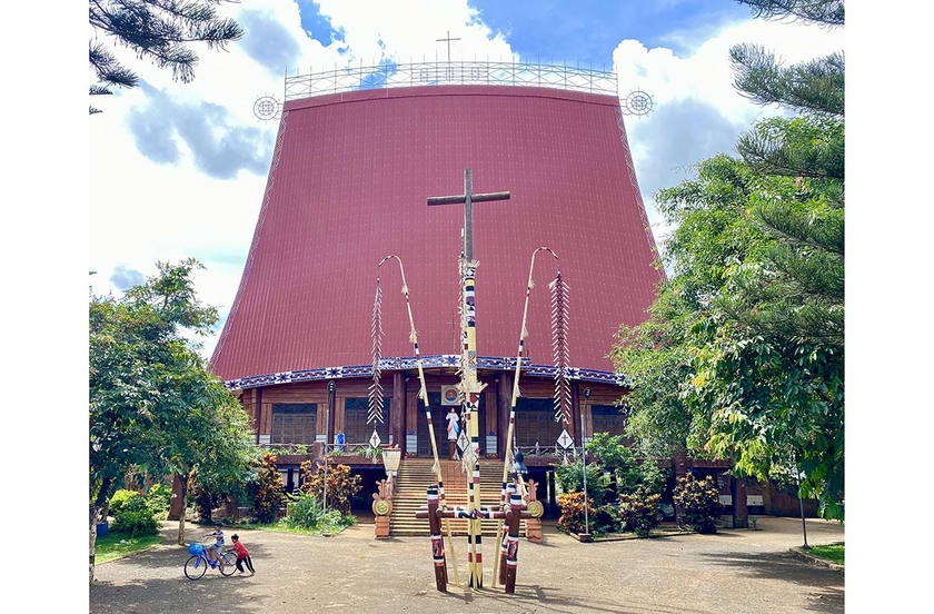 Nhà thờ Plei Chuet (phường Thắng Lợi, TP. Pleiku) có kiến trúc độc đáo mang đậm nét đặc trưng của đồng bào Tây Nguyên. Ảnh: H.D