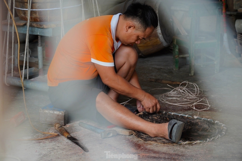 Anh Bùi Văn Đồng (41 tuổi) đang cần mẫn với công đoạn khâu múi nối giữa tấm da bò đã phơi khô, cạo sạch.