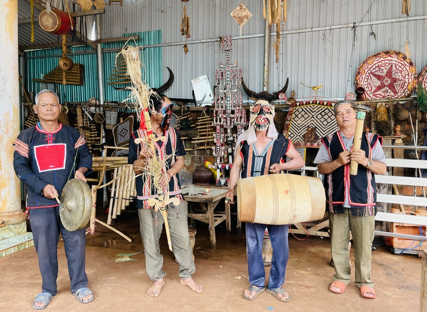 Già Jol cùng mọi người tập luyện để chuẩn bị cho lễ hội của làng. Ảnh: Mai Ka