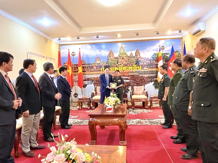 Đoàn cán bộ cấp cao tỉnh Gia Lai đến thăm và chúc Tết Bộ Tư lệnh Quân khu I (Quân đội Hoàng gia Campuchia). Ảnh: Minh Nguyễn