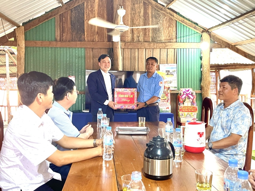 Phó Chủ tịch UBND tỉnh Nguyễn Tuấn Anh thay mặt đoàn công tác của tỉnh Gia Lai đến thăm, tặng quà cán bộ, chiến sĩ Đội K52 đang thực hiện nhiệm vụ tại tỉnh Stung Treng (Vương quốc Campuchia). Ảnh: Minh Nguyễn