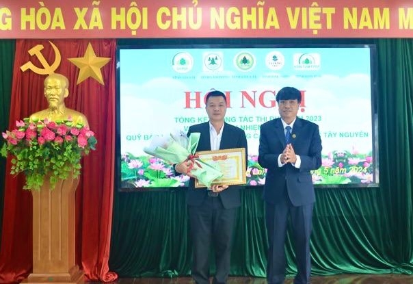 Tặng giấy khen cho Quỹ Bảo vệ và Phát triển rừng tỉnh Lâm Đồng đã có thành tích xuất sắc trong công tác thi đua năm 2023. Ảnh: Minh Phương