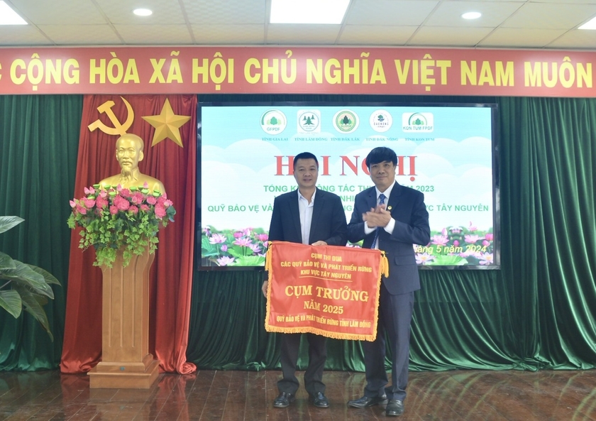 Trao cờ thi đua Cụm trưởng cho Quỹ Bảo vệ và Phát triển rừng tỉnh Lâm Đồng năm 2025. Ảnh: Minh Phương