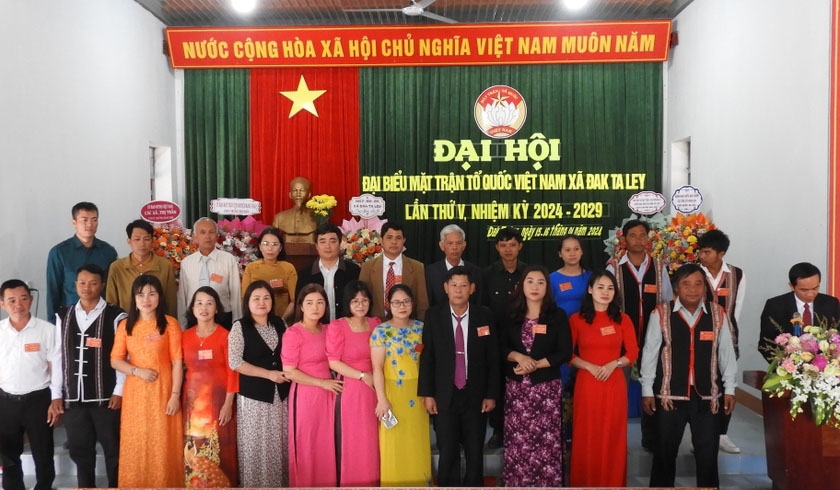 Ủy ban MTTQ Việt Nam xã Đak Ta Ley khoá V (nhiệm kỳ 2024-2029) ra mắt và nhận nhiệm vụ tại Đại hội. Ảnh Thanh Nhật