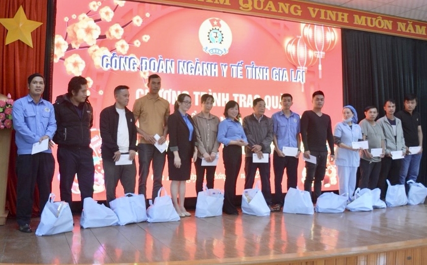 Công đoàn ngành Y tế Gia Lai đã trao 24 suất quà đến 24 đoàn viên có hoàn cảnh khó khăn tại chương trình “Tết sum vầy-Xuân chia sẻ”. Ảnh: Công đoàn ngành Y tế cung cấp