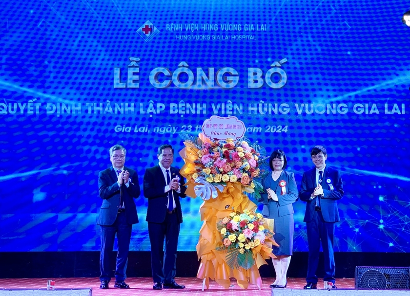 Phó Chủ tịch UBND tỉnh Gia Lai Nguyễn Thị Thanh Lịch tặng hoa chúc mừng Bệnh viện Hùng Vương Gia Lai. Ảnh: Như Nguyện