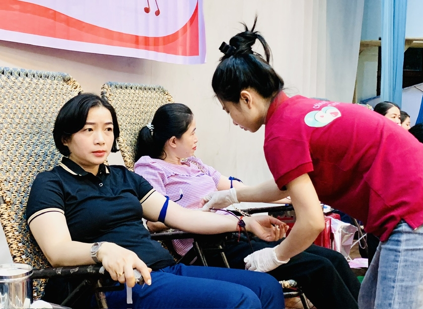 Đông đảo các tầng lớp Nhân dân hăng hái tham gia hiến máu hưởng ứng 24 năm Ngày Toàn dân hiến máu tình nguyện (7/4/2000-7/4/2024). Ảnh: Như Nguyện