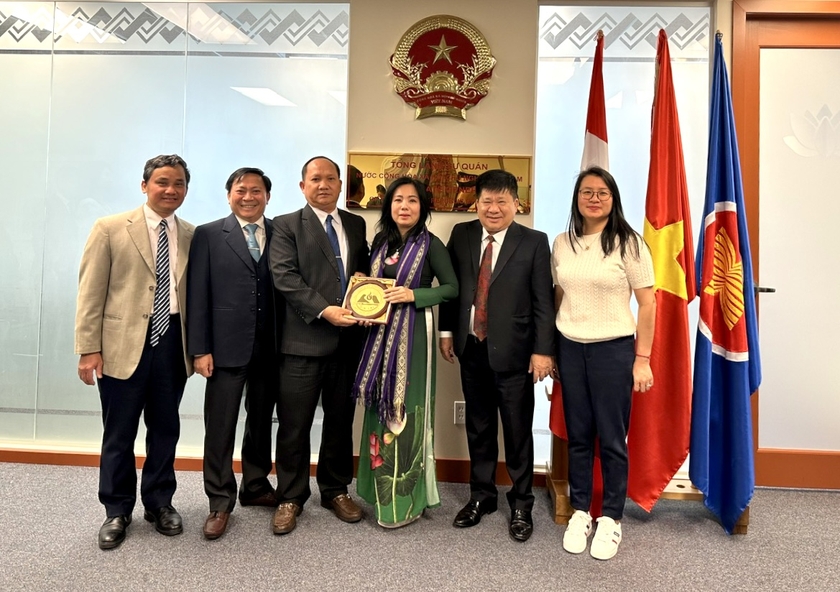 Đoàn công tác của Gia Lai trao quà lưu niệm cho Tổng lãnh sự Việt Nam tại Vancouver.
