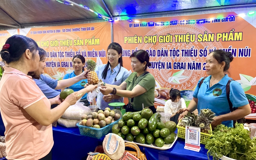 Gian hàng của Hội nông dân xã Ia Grăng (huyện Ia Grai) tham gia tại Phiên chợ. Ảnh: V.T