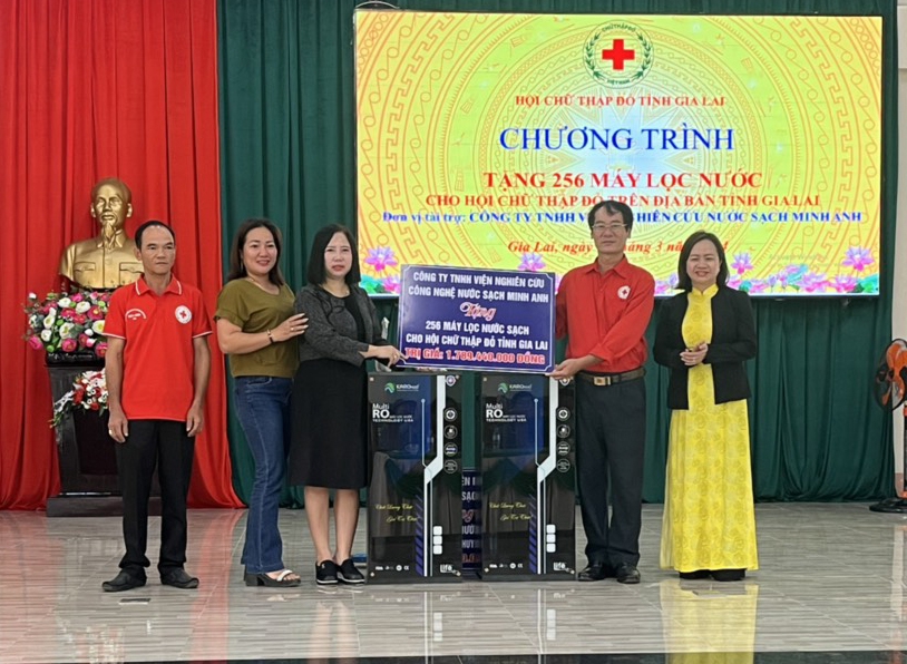 Bà Lê Thị Hà Phương (thứ 3 từ trái sang)-Giám đốc Công ty TNHH Viện nghiên cứu công nghệ nước sạch Minh Anh tặng 256 máy lọc nước sạch cho các Hội Chữ thập đỏ trong tỉnh Gia Lai. Ảnh: Hồng Ngọc