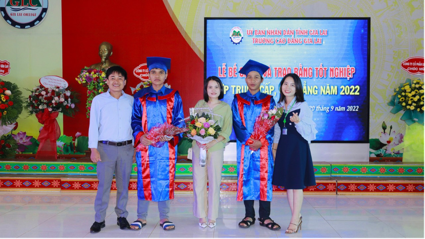 Em Rlan Pin (thứ hai từ phải sang) chụp cùng cô giáo chủ nhiệm năm lớp 9 và giáo viên Trường Cao đẳng Gia Lai trong ngày nhận bằng tốt nghiệp. Ảnh: Nguyễn Thảo