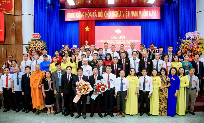 Các vị Ủy viên Ủy ban MTTQ Việt Nam TP. Pleiku khóa XII (nhiệm kỳ 2024-2029) ra mắt đại hội. Ảnh: Ngọc Anh
