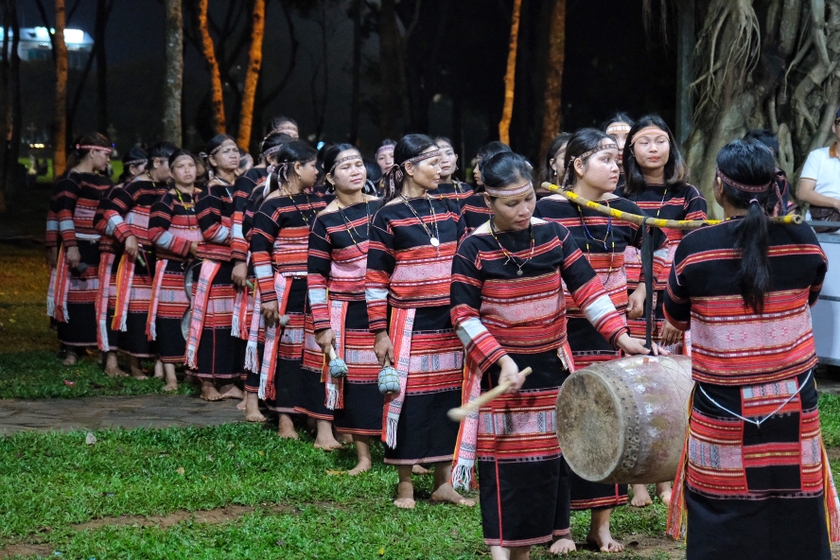 Đội chiêng nữ làng Leng trình diễn trong chương trình 