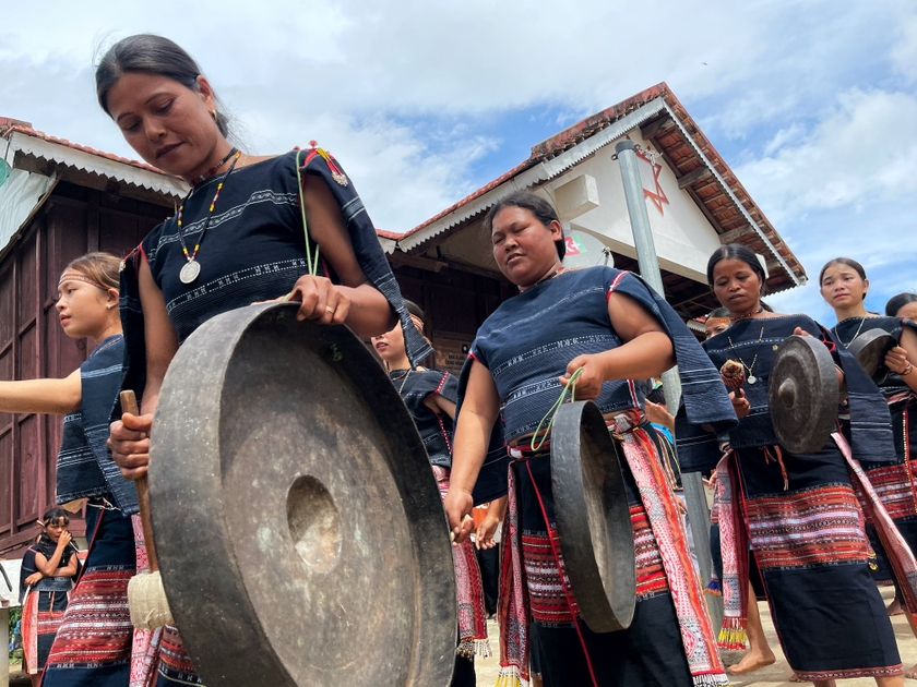 Tiếng chiêng cất lên từ những đôi tay nữ giới cũng trầm hùng, tha thiết như tình yêu của họ đối với văn hóa dân tộc. Ảnh: Hoàng Ngọc