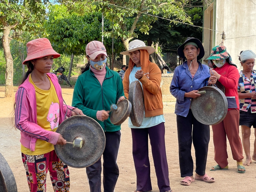 Phụ nữ Bahnar làng Mơ Hra-Đáp, xã Kông Lơng Khơng, huyện Kbang tập luyện các bài nhạc chiêng truyền thống sau giờ lao động. Ảnh: Hoàng Ngọc