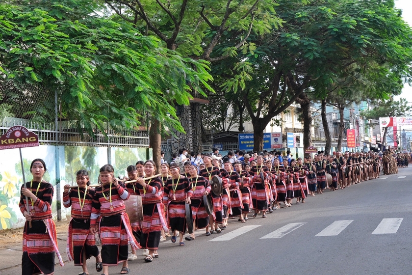 Đội chiêng nữ làng Leng (xã Tơ Tung, huyện Kbang) được thành lập đầu tiên trong tỉnh, đặt nền móng cho sự phát triển cồng chiêng nữ tại Gia Lai. Ảnh: Hoàng Ngọc