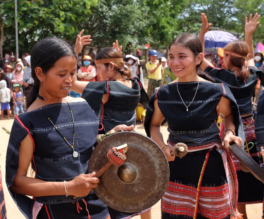 Phụ nữ Bahnar xã Kông Lơng Khơng, huyện Kbang tham gia trình diễn cồng chiêng trong lễ hội văn hóa tại cộng đồng. Ảnh: Hoàng Ngọc