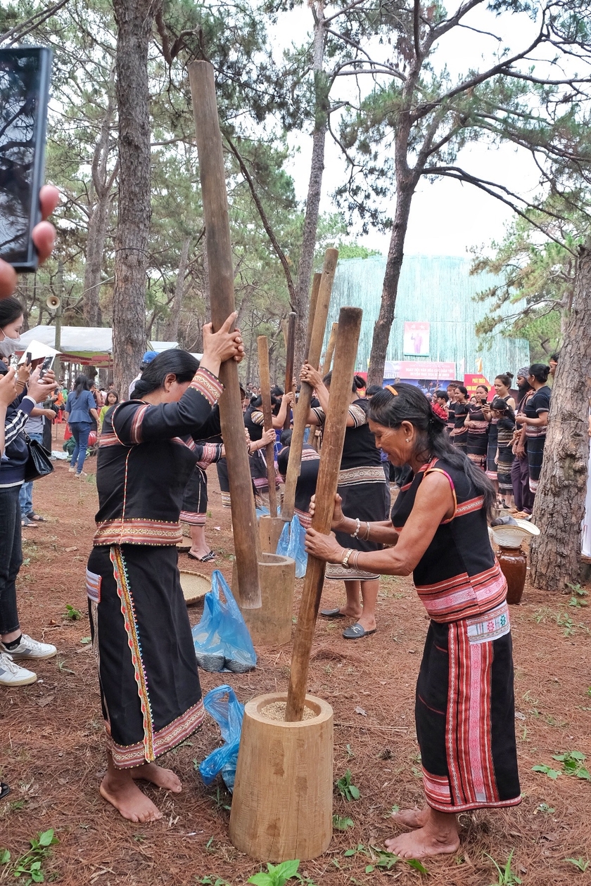 Giã gạo chày đôi là nội dung mới của Ngày hội Văn hóa các dân tộc tỉnh Gia Lai lần thứ III. Ảnh: Hoàng Ngọc