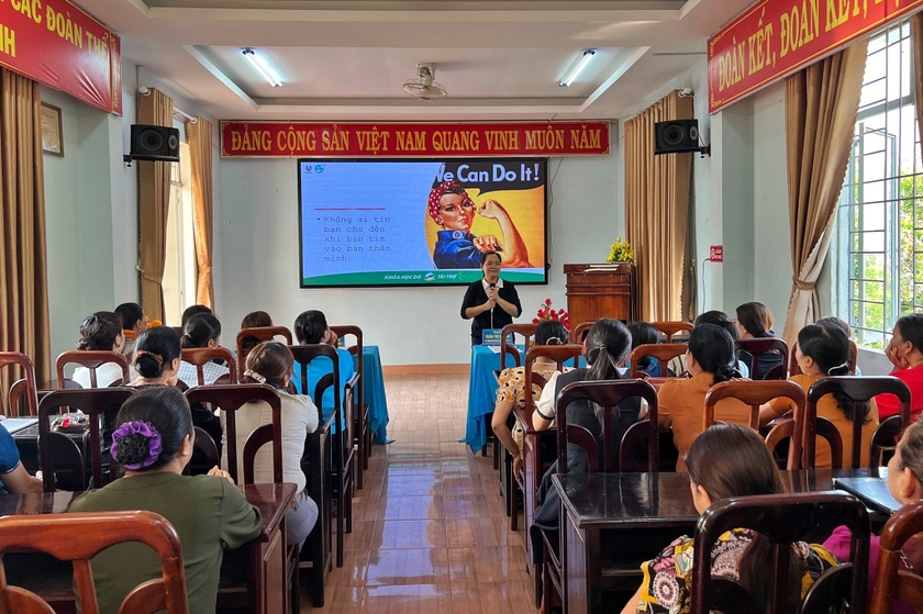 Truyền thông nâng cao kiến thức khởi nghiệp cho hội viên phụ nữ huyện Chư Sê. Ảnh: Minh Châu
