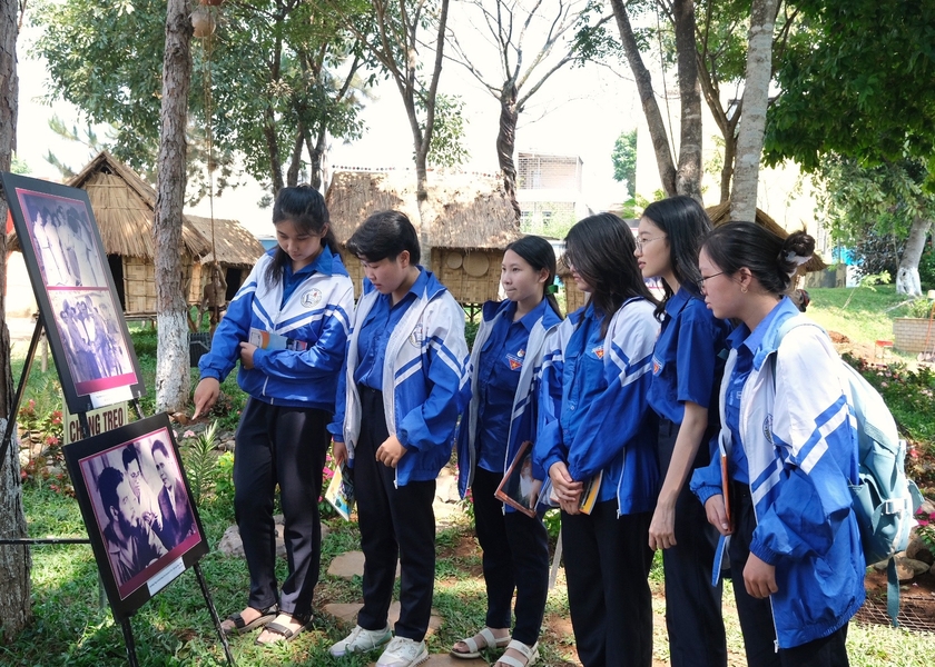 Học sinh tìm hiểu về cuộc đời và sự nghiệp Anh hùng Núp-già làng của Tây Nguyên. Ảnh: Hoàng Ngọc